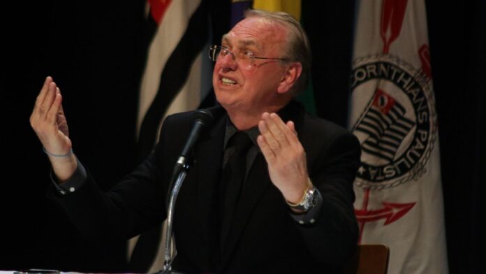 Presidente do Corinthians Osmar Stabile em coletiva